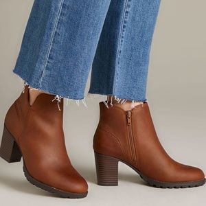 Clark’s booties size 7.5. Very comfortable!